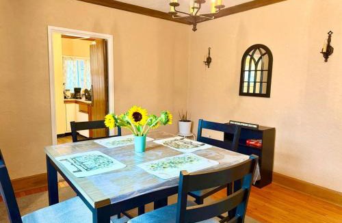 Downtown Syracuse House | 2 Queen Beds Futon Private Bath Shared Communal Space SU Carrier Dome Hospitals