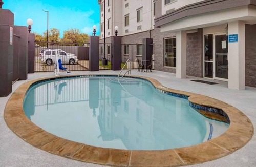 Balch Springs Apartment | 2 Queen Beds | Mobil Access Tub Nsmk Micfridg