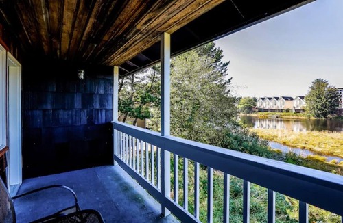 Seaside Apartment | 2 Queen Beds with River View
