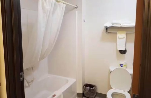 Dell Rapids Hotel | 2 Relaxing Rooms | Adventure-Ready Haven | Parks & Sioux River Trails Nearby