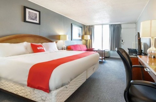 Jennings Hotel | 2 Road Trip-Ready Pet-Friendly King Bedroom Near Fishing and Dining Spots!