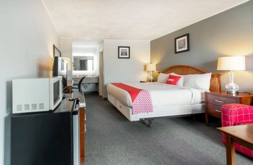 Jennings Hotel | 2 Road Trip-Ready Pet-Friendly King Bedroom Near Fishing and Dining Spots!