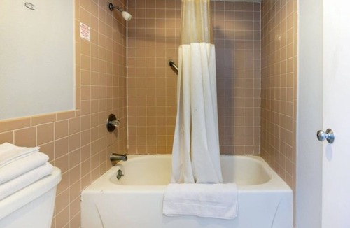 Jennings Hotel | 2 Road Trip-Ready Pet-Friendly King Bedroom Near Fishing and Dining Spots!