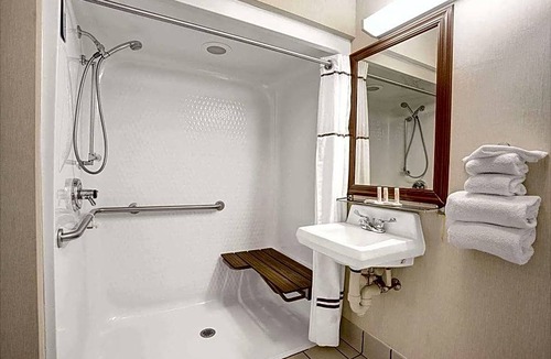 Monroe Hotel | 2-Star Hotel ∙ Baymont by Wyndham Monroe