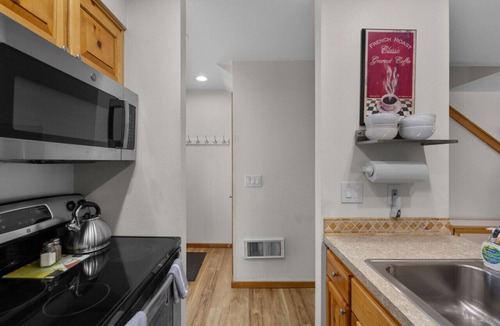 Downtown Cannon Beach Villa | 2 Sand Dune: Cozy Town Home | Walk to Beach | Dog-Friendly