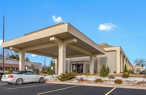 Grand Rapids Hotel | 2-Star Hotel ∙ Clarion Inn and Suites Airport