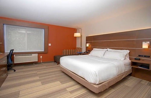 Houghton Hotel | 2-Star Hotel ∙ Holiday Inn Express Houghton-Keweenaw, an IHG Hotel