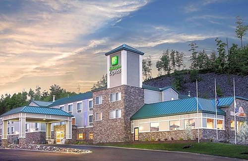 Houghton Hotel | 2-Star Hotel ∙ Holiday Inn Express Houghton-Keweenaw, an IHG Hotel