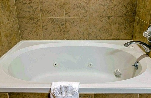 Auburn Hills Hotel | 2-Star Hotel ∙ Quality Inn Auburn Hills