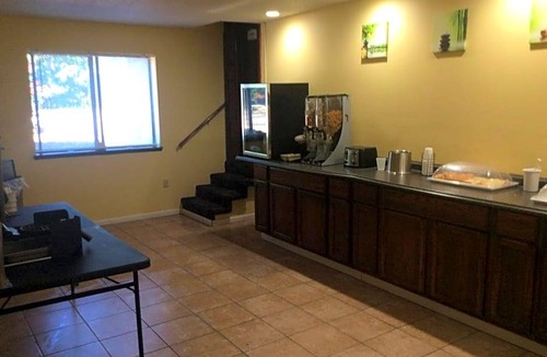 Whitehall Hotel | 2-Star Hotel ∙ Rodeway Inn