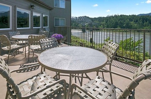 Cascade Locks Hotel | 2-Star Hotel ∙ Best Western Plus Columbia River Inn