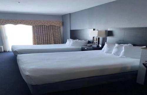 Houghton Lake Hotel | 2 Units w/2 Queen Beds | Free Breakfast | Direct Pool & Lake Access | Near Park