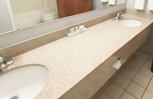Houghton Lake Hotel | 2 Units w/2 Queen Beds | Free Breakfast | Direct Pool & Lake Access | Near Park