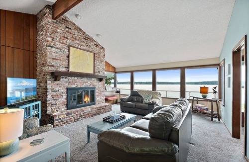 Gig Harbor House | 200' Waterfront classic home ~ AC on a Private Raft Island