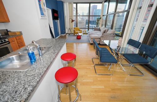 South Loop Hotel | 20th Floor Skyline 2BR Grant Park with Parking