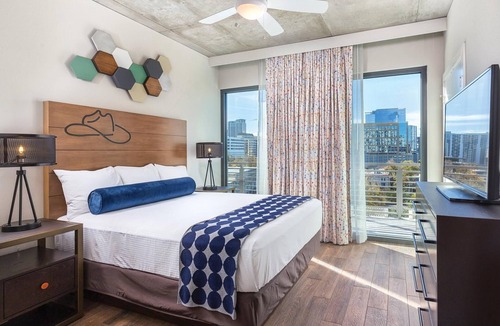 Civic District Resort | 2Bed/2Bath Deluxe Unit in a Central Austin Resort with a Rooftop Pool!
