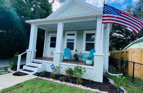 South Pensacola Cottage | 2bedrm/1bath, walk 2 dwntown/stadium/seafood market large yard w/onsite parking