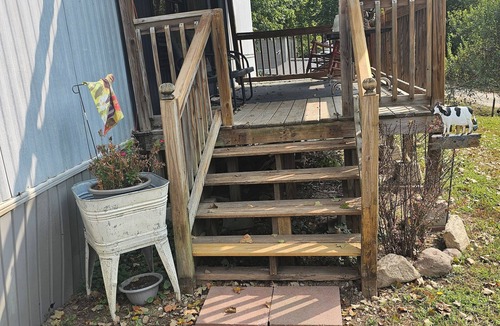 South Point House | 2bedroom mobile home in peaceful Ironton with AC has front door back door camera