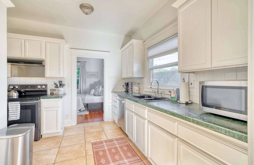 King House | 2BR/1BA Big Yard Near Moda Center | Hot Tub