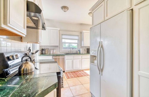 King House | 2BR/1BA Big Yard Near Moda Center | Hot Tub