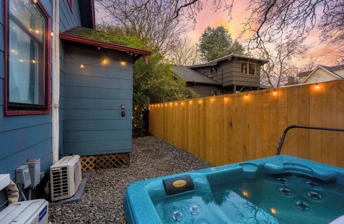 King House | 2BR/1BA Big Yard Near Moda Center | Hot Tub