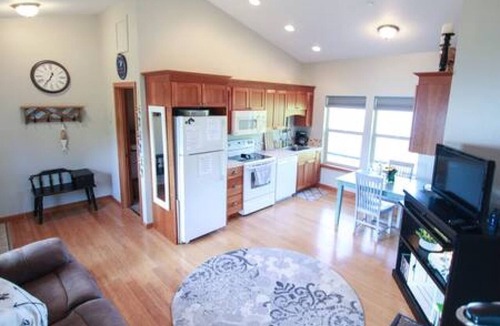 Astoria Bed & Breakfast | 2BR Astoria Escape | Surrounded by Water & Views