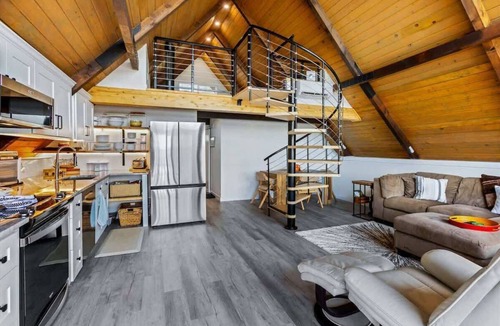 Agate Ski Chalet | 2BR Beachfront A-Frame Retreat | Deck, Views & BBQ