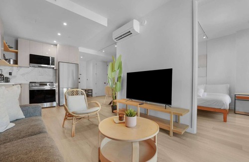 Greenpoint Apartment | 2BR Brooklyn Retreat | Sleeps 6 | Prime Location
