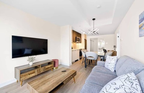 Harwood Apartment | 2BR + Den Suite Panoramic Lake Views Parking