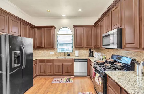 Woodlake - Briar Meadow House | 2UNITS!20+ Guests!King Bed!2 Pools!Free Parking