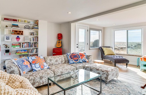 Warrenton House | 3-Acre Oceanfront Home: Game Room & Fire Pit!