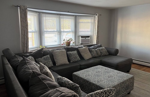 Rockville Centre House | 3 bed/1.5 bath house in down town Rockville Centre with free parking and laundry
