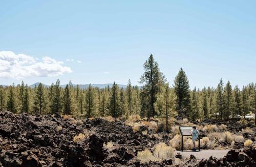Oregon Water Wonderland House | 3 bed 2 bath Cabin Pet Friendly Hot Tub Sunriver Home