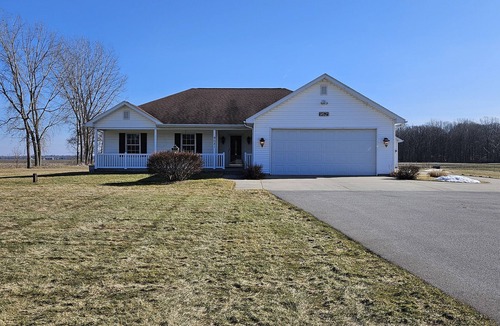 Birch Run Township House | 3 bedroom, 2.5 bath home, with 2 car garage, minutes from Frankenmuth.