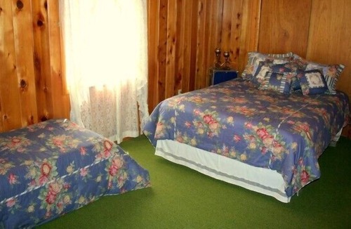 Donner Lake Woods Cabin | 3 bedroom, 2 bath, sleeps 8. Donner Lakefront with private dock DLR#009