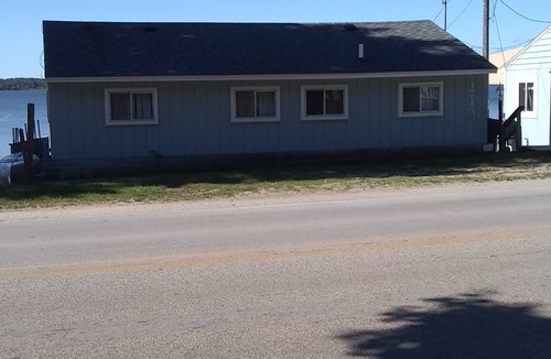 Silver Lake House | 3 bedroom cottage directly on beautiful Silver Lake