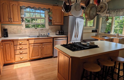 Iron Mountain House | 3-bedroom home. Secluded luxury/Hot Tub/Sauna/Chef Kitchen