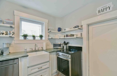 Hamilton House | 3 blocks from Spookynook & on the historical reg.