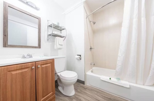 Hollywood District Hotel | 3 Functional Studios with Essentials Near Restaurants & Parks