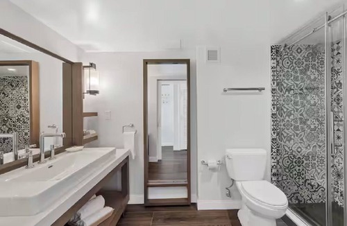 Rock Harbor Hotel | 3 King Waterfront Room with Island Setting