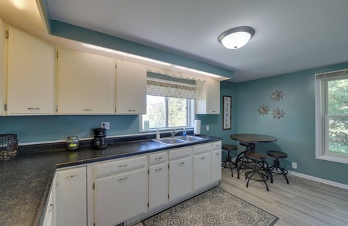 Central Lake House | 3 Miles to Torch Lake! Farmhouse w/Vineyard View