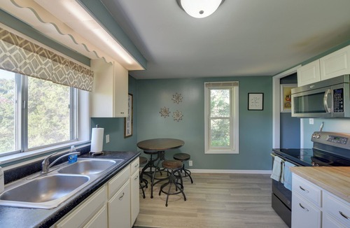 Central Lake House | 3 Miles to Torch Lake! Farmhouse w/Vineyard View