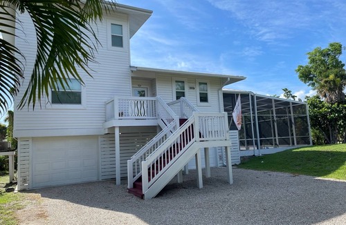 Sanibel House | 3 min walk to shells&sand-great escape Fully restored Sanibel Island