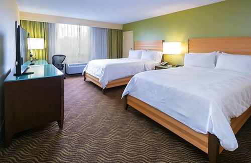 San Jose Hotel | 3 Modern Units | 3.65 mi Drive to SAP Center | Onsite Parking | Outdoor Pool