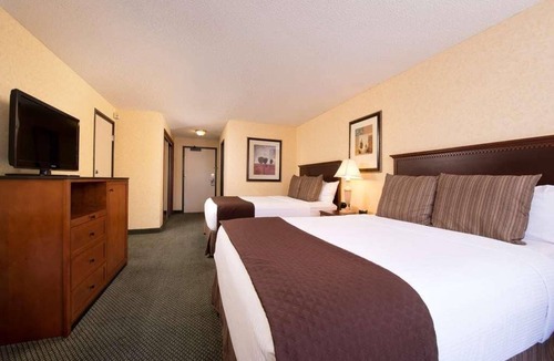 Kennewick Hotel | 3 Pet-friendly Units Close to Gesa Carousel of Dreams! w/Onsite Pool, Parking