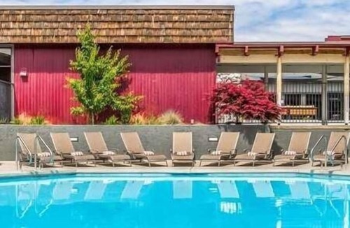 Kennewick Hotel | 3 Pet-friendly Units Close to Gesa Carousel of Dreams! w/Onsite Pool, Parking