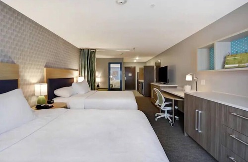 Alpine Center Hotel | 3 Relaxing Units Minutes to Frederik Meijer Gardens | FREE Breakfast, Pool!