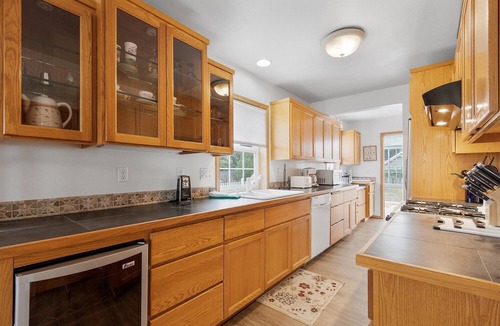 Ocean Park House | 30 NIGHT MINIMUM, near beach, Pets, yard w/play set (AllInn)