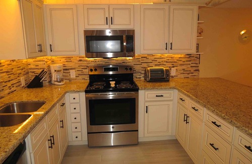 Marathon Condo | 33% off Summer Sea Weed Sale! Oceanfront Condo on the Beach w/a swimming pool!