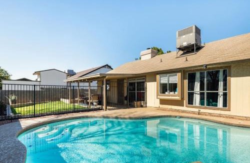 Glendale House | 3B with pool for groups near stadium and entertainment